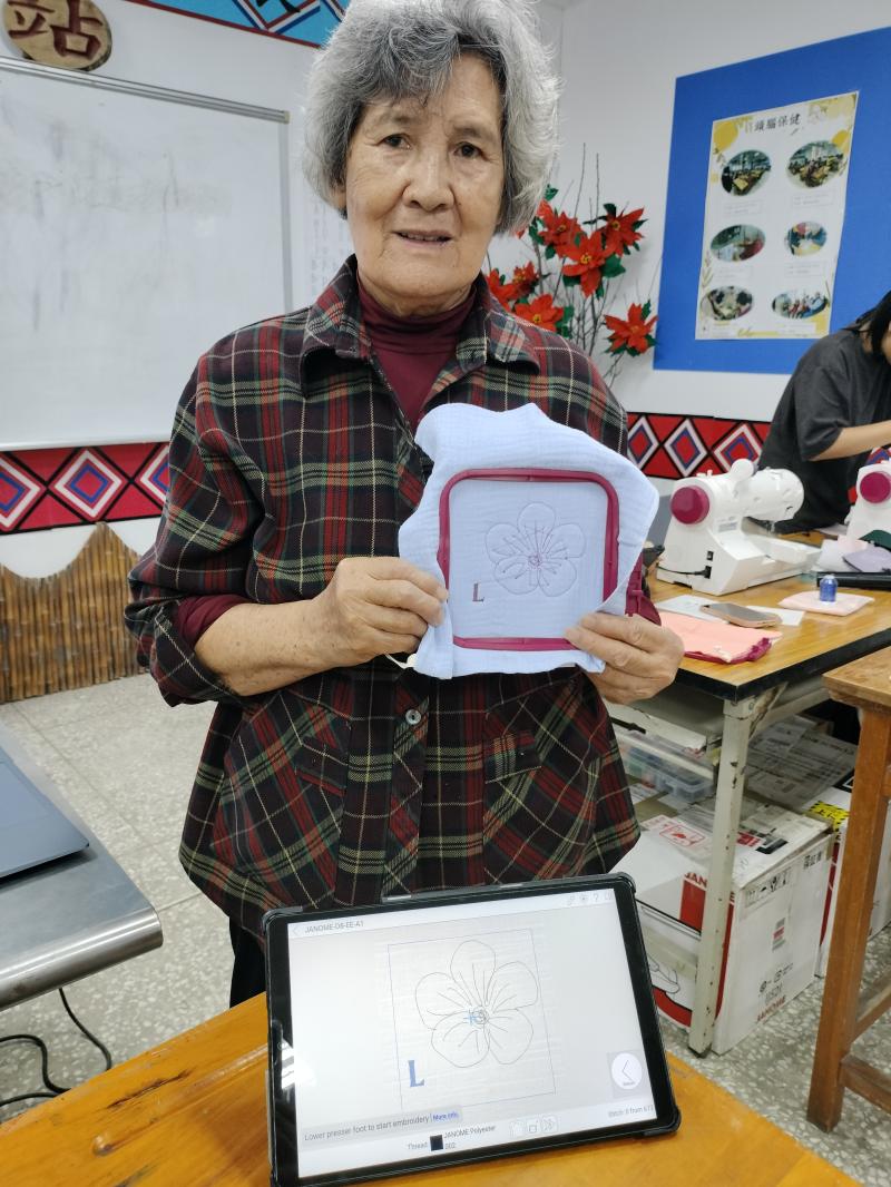 卓溪DOC在崙天文健站開設趣味玩電繡課程，讓長者們體驗平板繪圖，並使用電繡機將圖案繡在小方巾上，長者體驗新的數位工具相當開心。