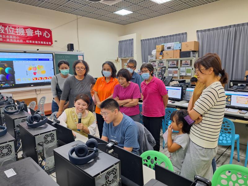 參與數位包裝設計課程，認真聽課中