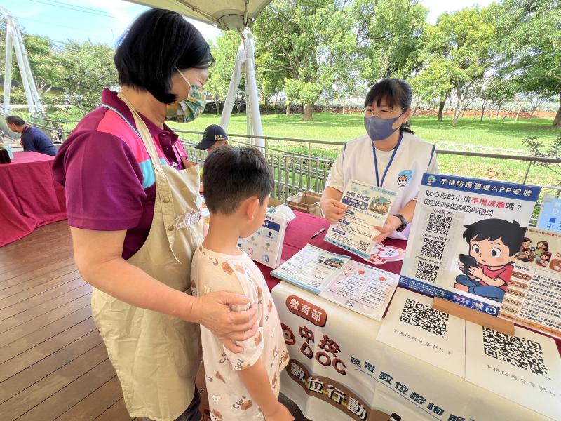 搭配社區產業行銷活動7/13到微熱山丘市集，辦理「DOC手機防護管理」宣導活動