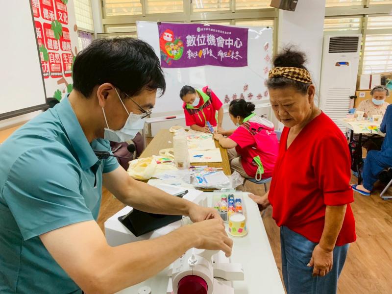 南澳DOC開設趣味玩電繡課程，因應在地飛魚季，講師教學如何將飛魚繡在帆布袋上。