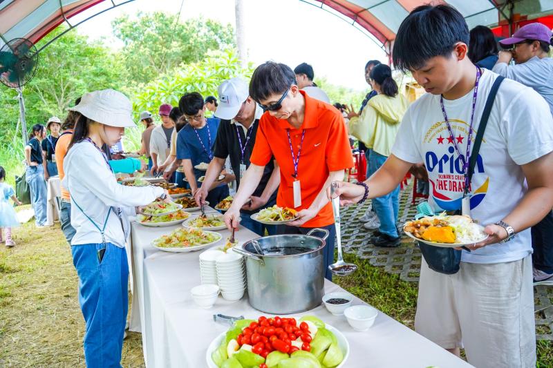 志工們品嚐以茶葉入菜的創作料理