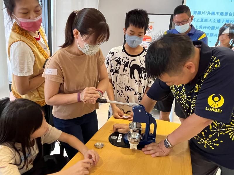 現場有胸章製作DIY體驗。