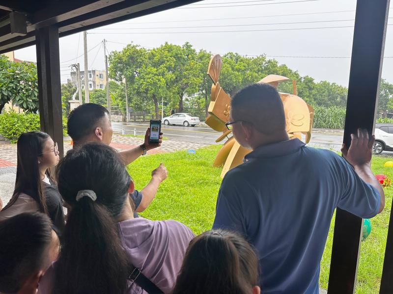 現場老師示範數位走讀操作程序。