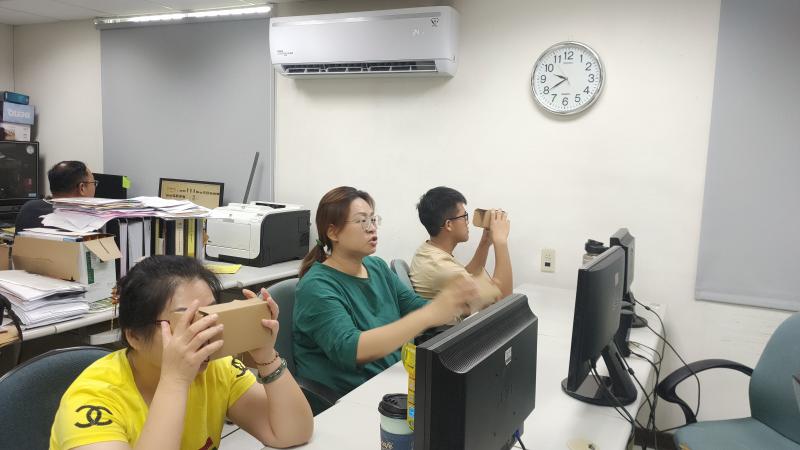 學員們欣賞優選VR360環景攝影成果作品，感到相當驚奇。
 