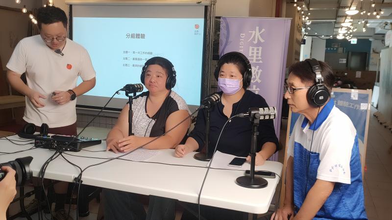 本次課程使用專業錄音設備搭配燈光補光，模擬「影像Podcas」錄音現場攝影棚。學員透過AI協助編輯錄音口稿，並上場體驗專業設備。