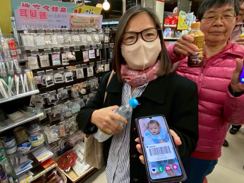 至超商購物使用發票載具。