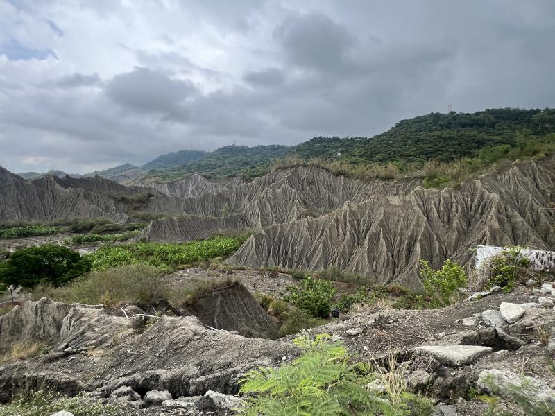 燕巢數位機會中心/高雄市援剿人文協會-數位生態系合作：南勢湖惡地導覽版 影片介紹在臺灣西南部，田寮與燕巢交接之境，隱藏著ㄧ處雄偉壯觀，卻鮮為人知的泥岩惡地地景～南勢湖惡地