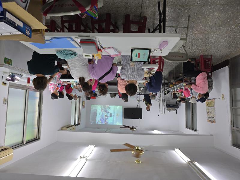 學員專注老師上課的內容。