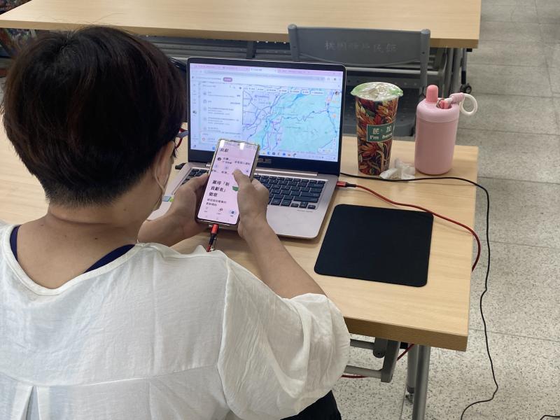 跟著老師的步驟，學員除了用電腦也拿出手機學習如何操作 Google Map 的功能。