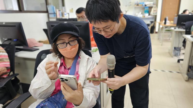 和老師討論 APP 的使用方式。