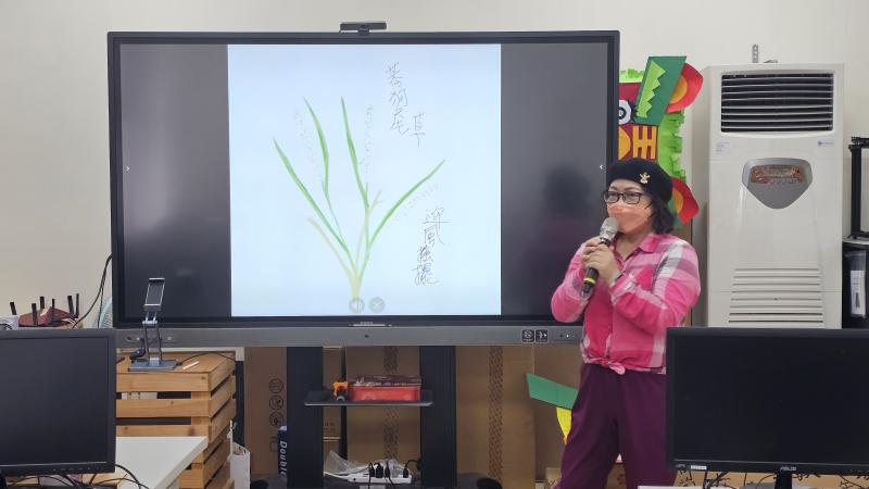 與學員分享為何選擇畫下「莠狗尾草」這個植物。