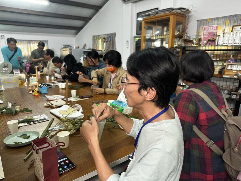 民眾體驗防蚊液製作