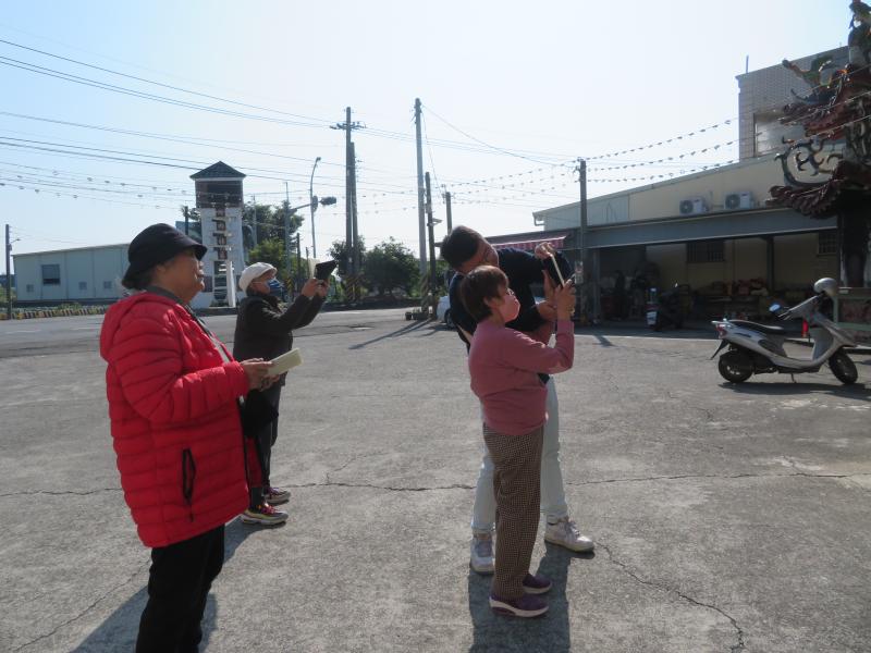 老師指導長輩如何拍出好的相片、影片