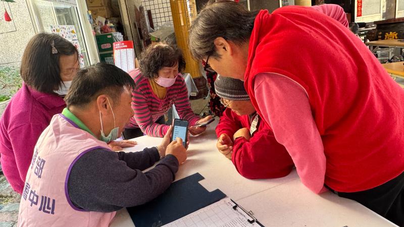 行動諮詢攤位前民眾詢問情形。