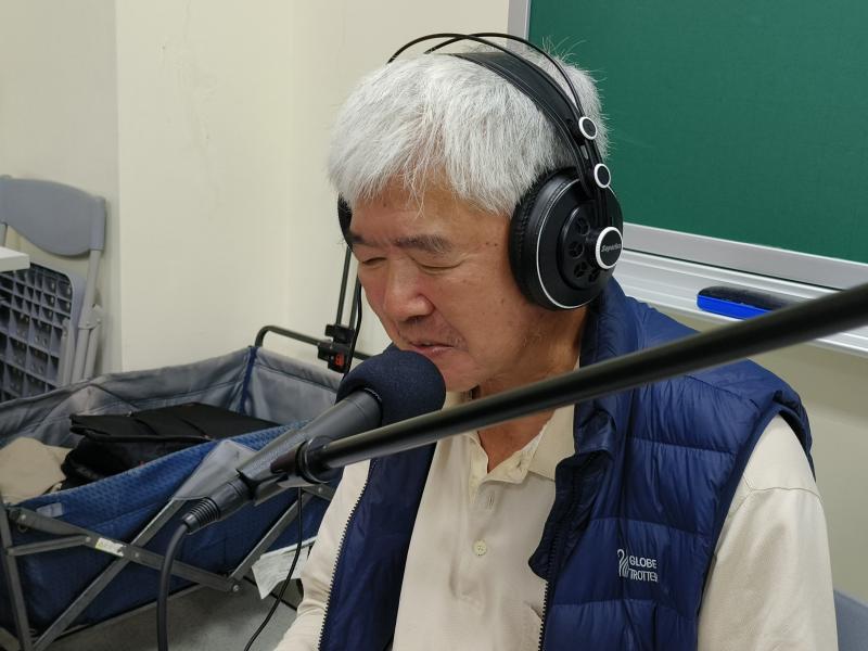 邱大哥參與「我們的 Podcast 奇幻旅程」課程，錄音時侃侃而談自己的人生經歷。