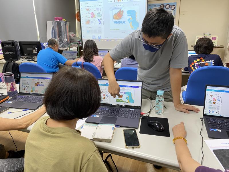 老師正在指導學員怎麼做