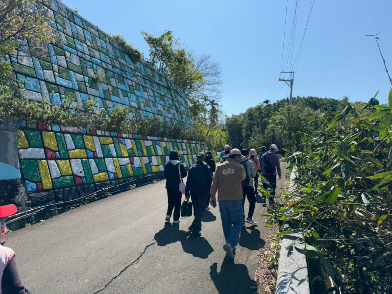 曾校長帶學員走讀穿龍圳。