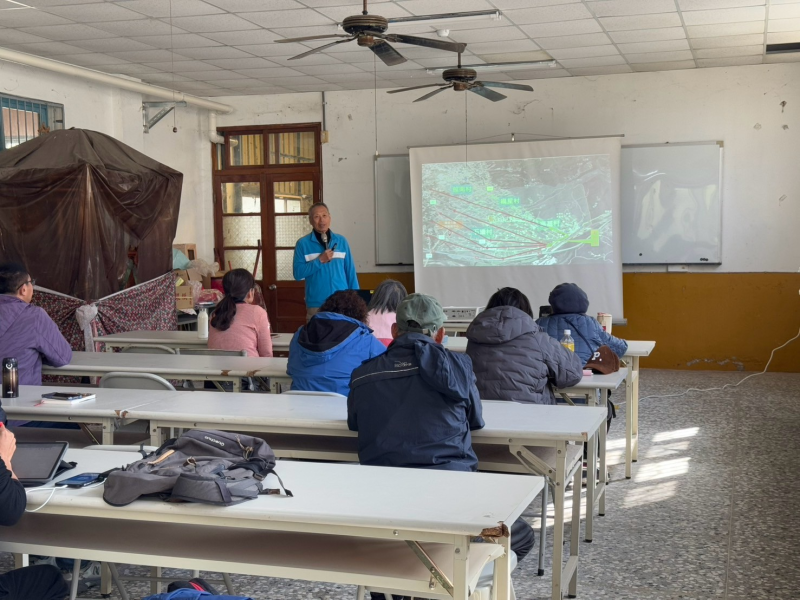 曾校長解說水圳文。