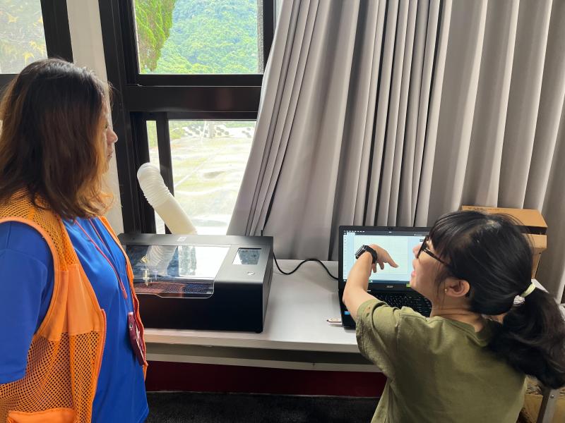 聆聽老師介紹雷雕機以及如何操作，將雷雕紙置入後選擇功率、速度，最後將作品完整雕出。