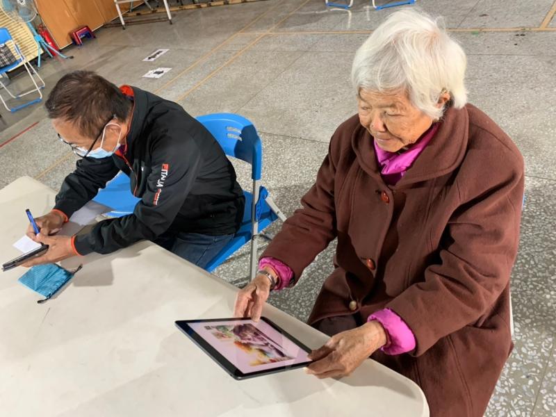 長輩們透過AI工具，發揮創意生成漂亮的圖片。