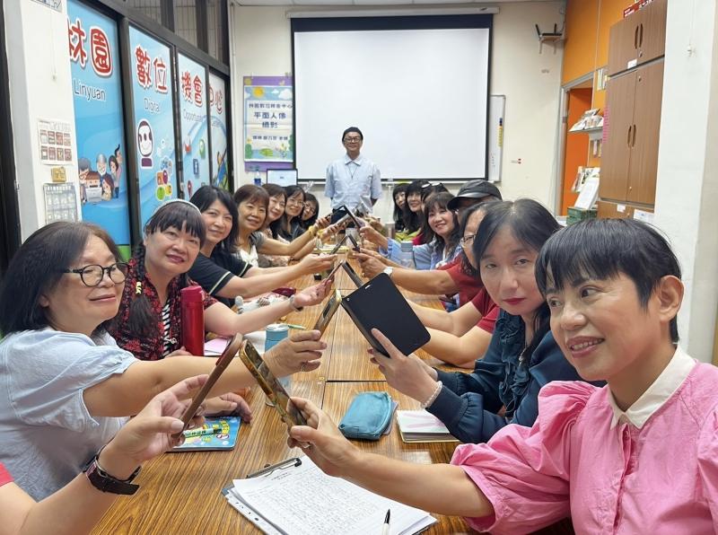 講師帶領學員練習攝影技巧，同時也請大家一起完成自拍美照