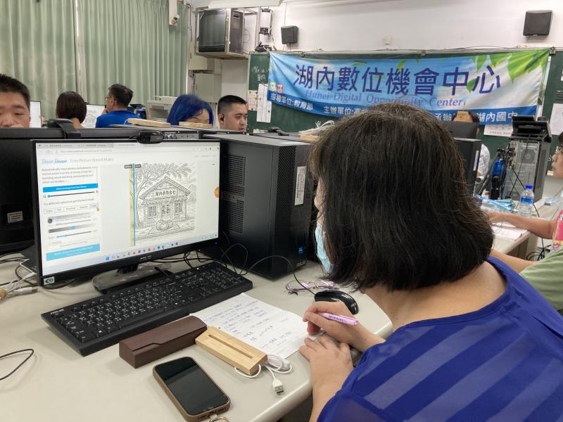 學員跟著老師的步驟緩緩透過線上軟體創作出屬於自己的作品