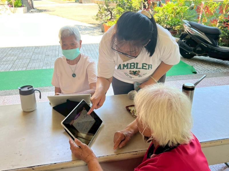 老師陪伴著學員感受平板繪圖的魅力，透過數位工具完成以前完成不了的創作
