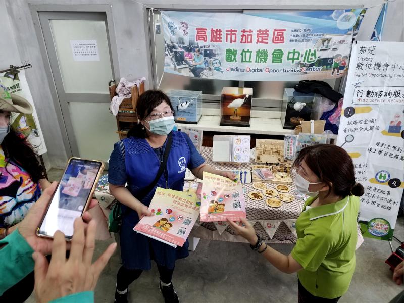 藉由推廣活動進行3C家長防護宣導，民眾對於此項服務都感到相當有興趣，紛紛索取DM回去嘗試操作。