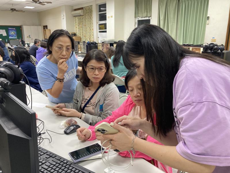 上課地點:新化DOC
上課內容:IG貼文實作
老師細心指導每一位學員