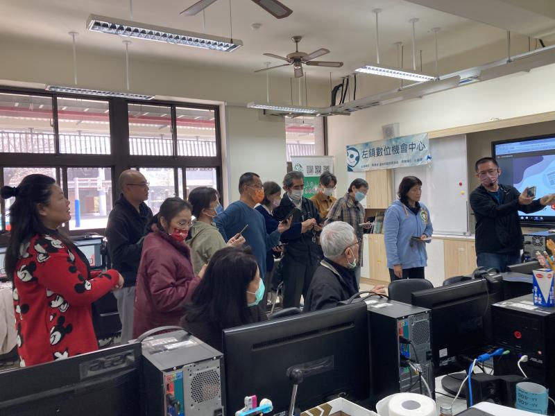 上課地點:左鎮數位機會中心
上課內容:講師仔細講解並示範用手機翻拍老照片的技巧