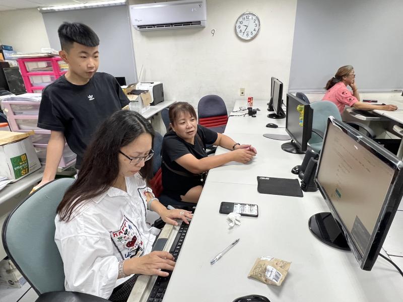 即使沒有老師親自授課，學生也能透過網路上的線上課程進行自主學習。現今的數位資源豐富，多元的學習平台提供影片教學、互動練習與即時討論區，讓學習者能依照自己的進度與興趣安排學習內容。這樣的方式不僅培養自我管理能力，也能加強問題解決與獨立思考的能