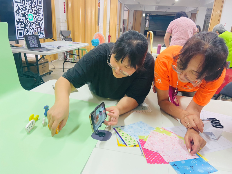 在水里市場二樓，老師指導學員使用Stop Motion APP來拍攝定格動畫，沒有過多複雜的步驟，簡單上手，讓學員沉浸在製作自己專屬故事的氛圍中，每個人都收穫滿滿