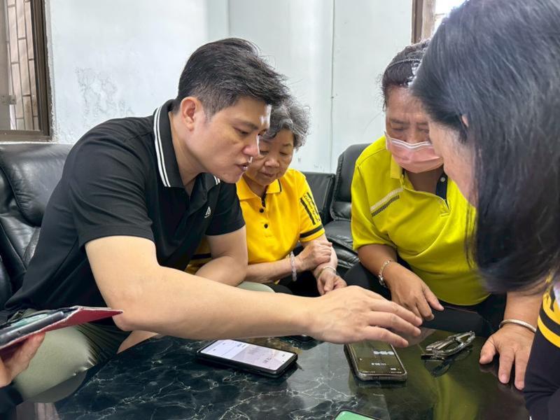 DOC安排的講師都能親切的為長者耐心講解。畫面中為何藝韓講師於課後輔助學員，長者在課堂中來不及吸收的，講師及駐點都能適時協助，讓數位無距離。