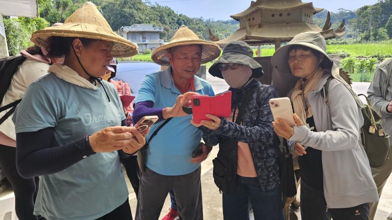 學員們頂著豔陽，學習用 APP 紀錄雜草。