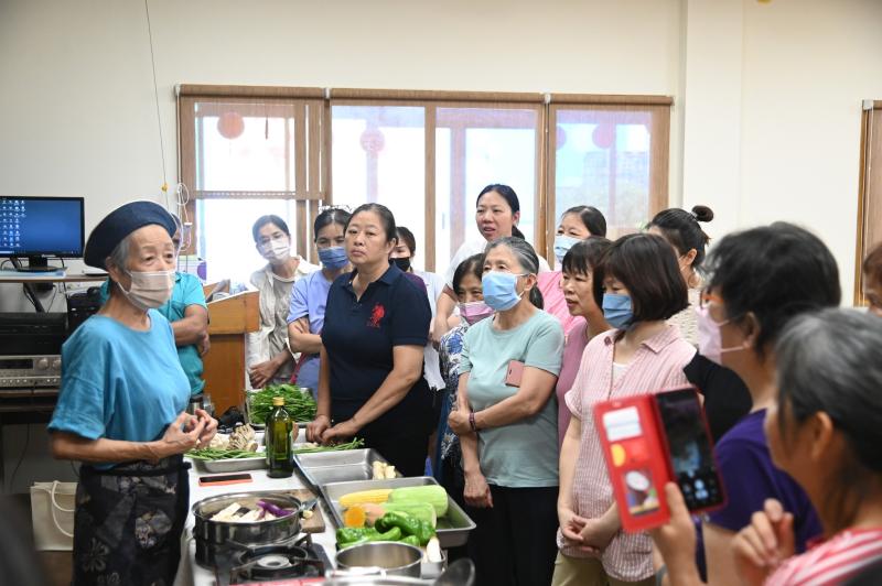 學員則分組協助講師，做中學完成菜餚。