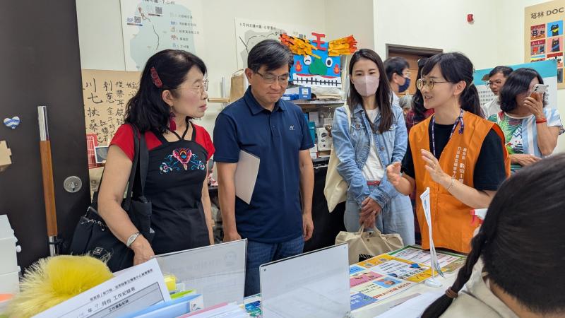 向委員介紹數位 i 櫃檯。