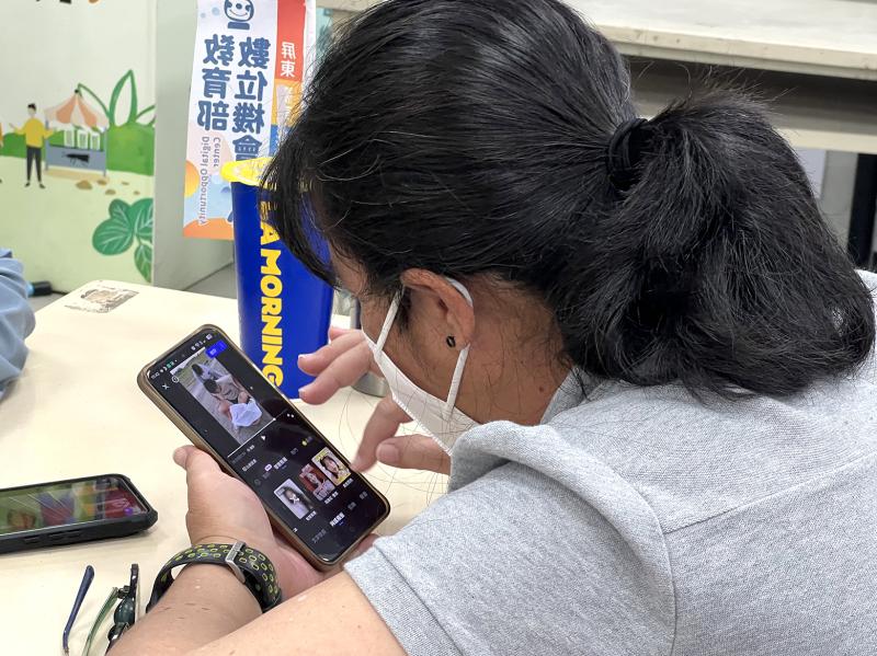學員專注操作手機進行剪輯練習，將素材巧妙串聯，創作出屬於自己的精彩影片。