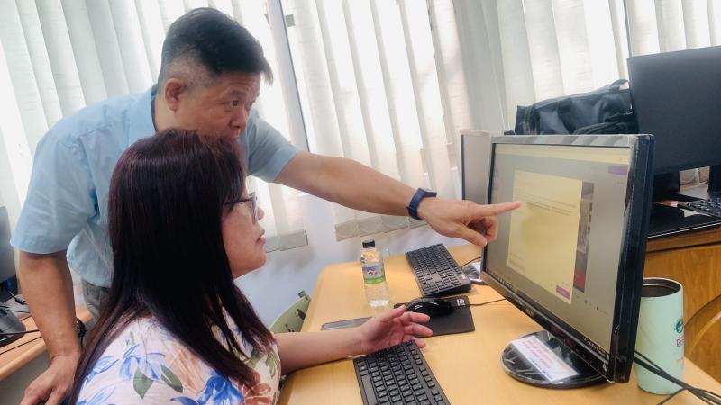 講師於課堂中指導學員操作AI虛擬主播製作平台,手把手協助完成影片設定與語音整合,讓學員在實作中熟悉數位工具,展現竹山DOC課程專業與貼心教學精神。