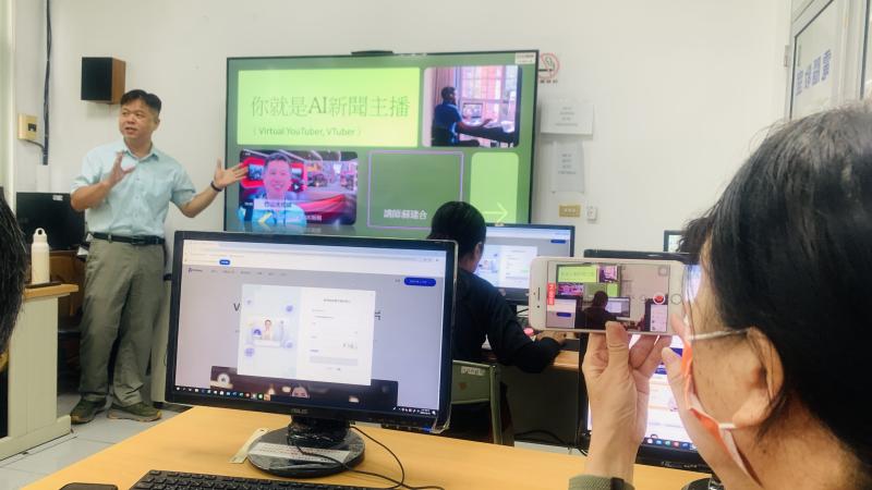 竹山數位機會中心舉辦AI虛擬主播課程,課堂中學員專注投入、互相交流,展現學習熱忱。