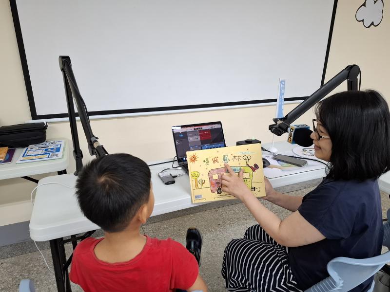 鳳林DOC與親子館合作Podcast說故事課程，吸引親子及有興趣的民眾前來學習，現場設計錄製廣播節目，非常開心，不時傳來歡笑聲。