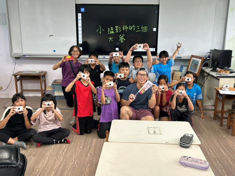 萬榮DOC開設小攝影師的三個大夢課程，西林國小的同學們化身小小攝影探險家，學習攝影技巧及外拍，課程結束後與老師開心地大合照。