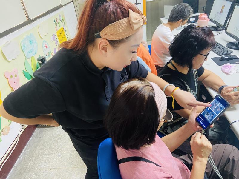 課程中，學員們一邊學習、一邊實作，從構思故事、生成畫面到完成作品，每個步驟都充滿新鮮感。老師細心指導操作流程，學員們互相討論、彼此協助，從中體會到AI創作的趣味與成就感。透過這次課程，大家不僅學會運用新科技，更激發了創意表達的自信與熱情。