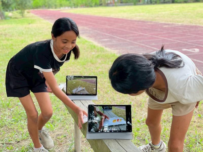 英士社區的學員們使用老師教的錯位技巧進行拍攝，並叫朋友來當模特兒與畫面作互動。