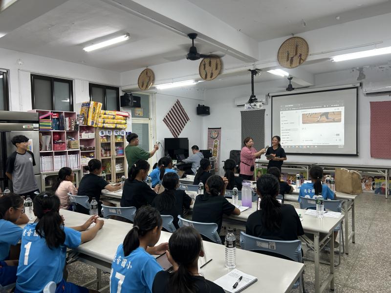 「AI圖像魔法秀」的課程中，學員了解如何利用AI創作想要的圖片，大家一一上台分享自己的作品，展現創意。