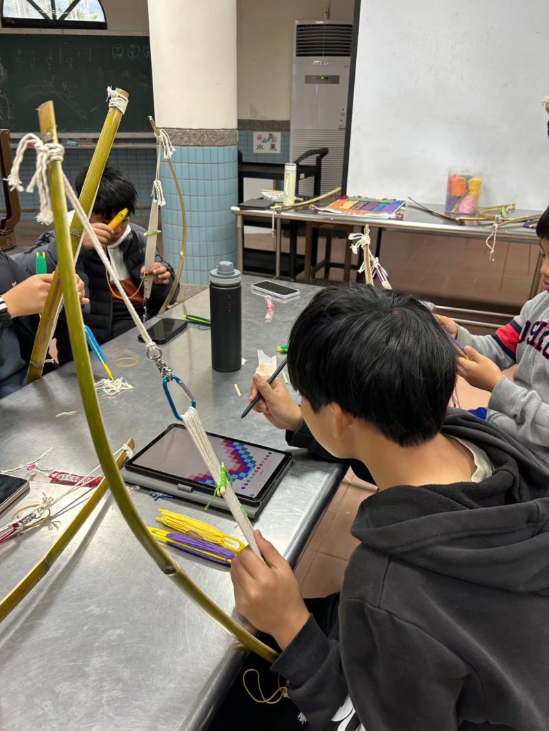 學員使用平板設計弓織的圖紋，傳統工藝有了數位工具的幫助使事情事半功倍！