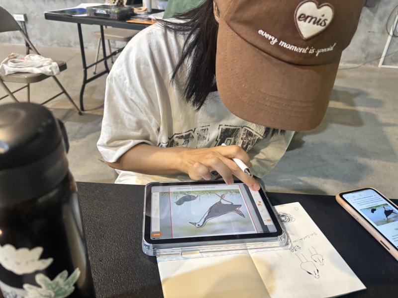 趣味玩電繡課程，帶領大家認識水鳥與在地生態，並運用平板創作繪圖。