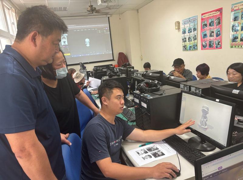 "3D掃描與數位建模課程"帶領學員們展開一場從數位到實體的創作旅程，親身體驗科技與藝術融合的震撼歷程。DOC輔導員協助講師及DOC執行秘書協助學員運用3D掃描機將現實中的物件轉化為可精修的數位模型，透過建模軟體進行細節雕琢、重構與創意延伸，
