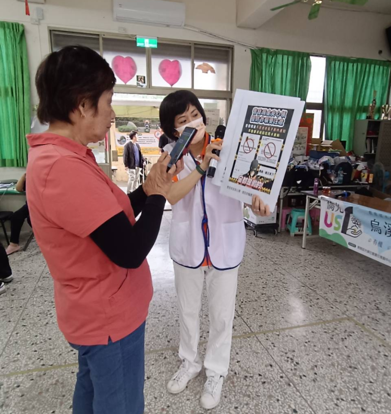 透過手機操作示範與實際案例講解，教導長輩辨識假投資、假簡訊等詐騙陷阱，提醒大家在普發一萬元期間提高警覺，勿輕信來歷不明的連結與電話。過程中也鼓勵長輩將防詐知識分享給親朋好友，擴散正確資訊、提醒身邊人注意可疑訊息。透過社區口耳相傳的力量，讓防