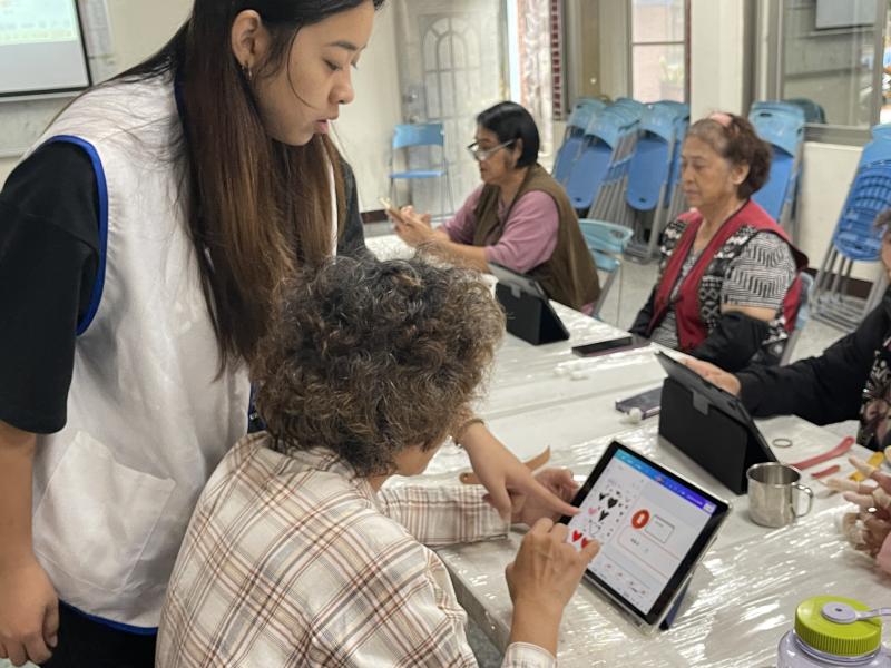 這堂課程讓學員深刻感受到科技與創意的結合之美。從設計圖案到操作雷射雕刻機，每一步都充滿驚喜與成就感。原本以為操作會很困難，但在講師細心指導下，很快就能完成屬於學員自己的作品。看著圖案在木片上被一筆一筆刻出，那份專屬的創作成就讓人難忘，也讓學