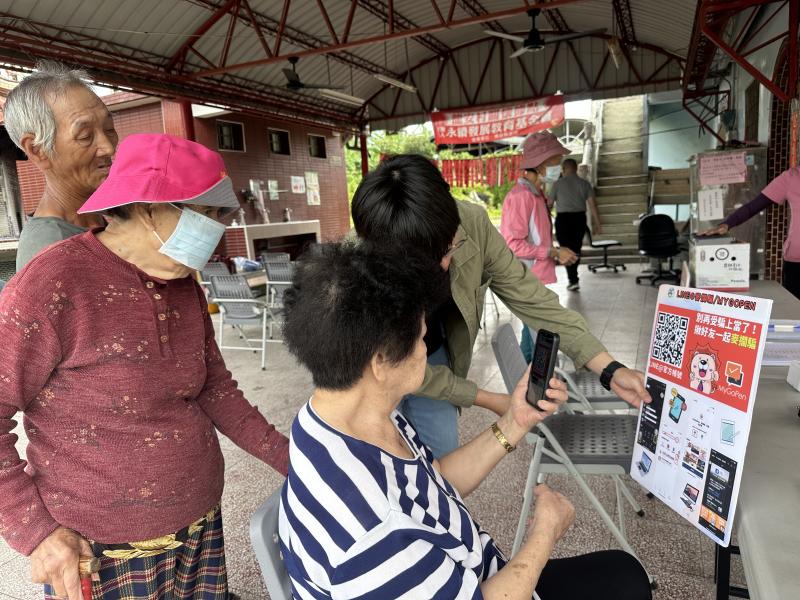 提升長輩的數位防詐意識，龍安DOC特別舉辦「數位防詐宣導守護長輩安心」諮詢櫃台，透過實際操作與互動教學，帶領長者認識常見的網路詐騙手法。課程中講師以輕鬆有趣的方式，示範如何辨識假訊息、假購物網站與不明連結，並教導學員使用手機掃描 QR Co